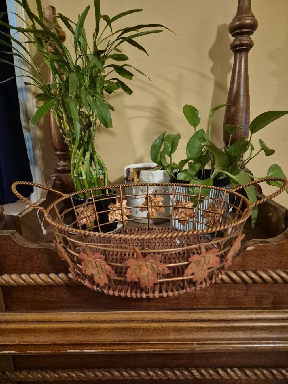 ANTIQUE-STYLE METAL WIRE CENERPIECE BASKET